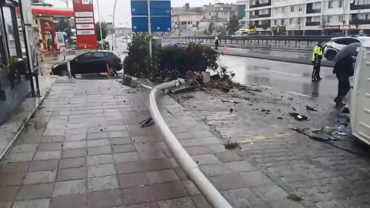 Büyükçekmece\'de Minibüs Devrildi