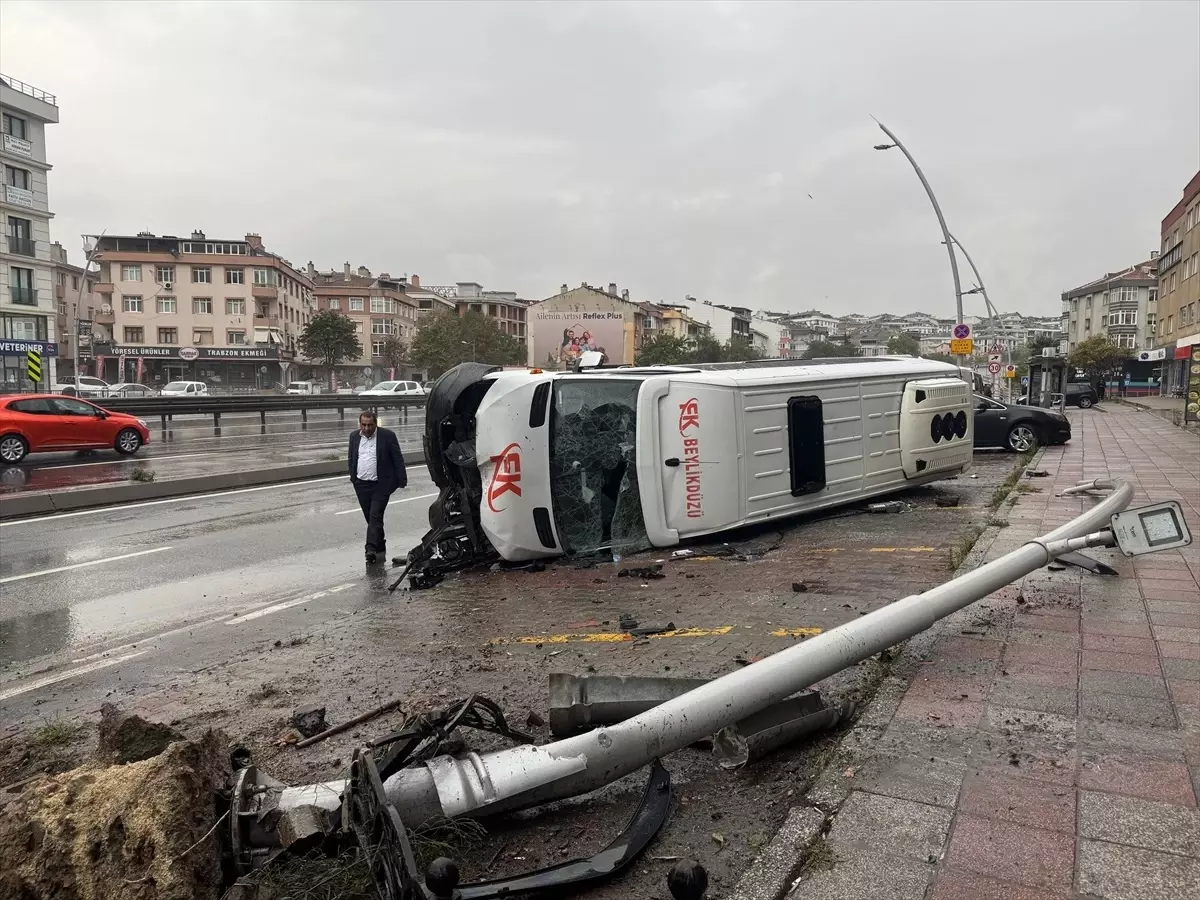 Büyükçekmece\'de Minibüs Devrildi: 2 Yaralı
