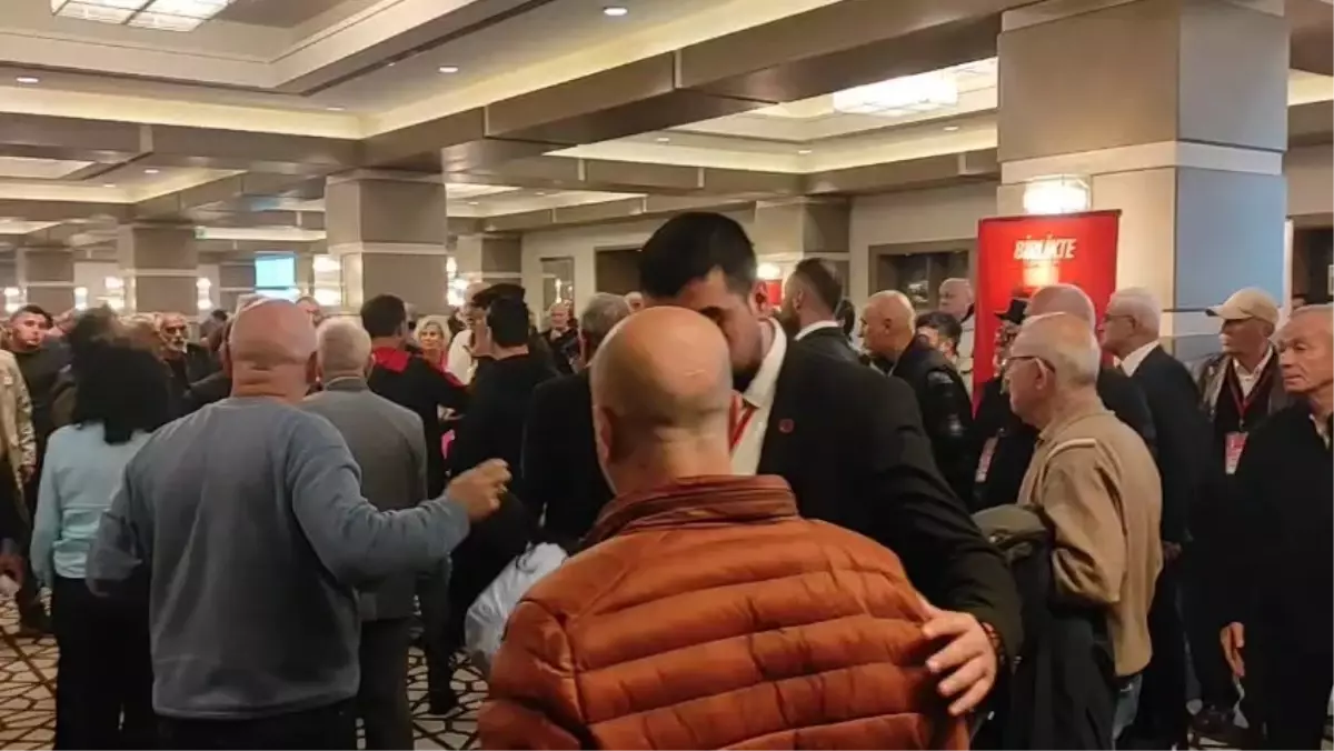 CHP Kongresinde Kavga: İki Yaralı