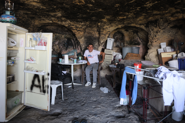 Depremden sonra mağarada yaşamaya başlayan adamı yıkan karar