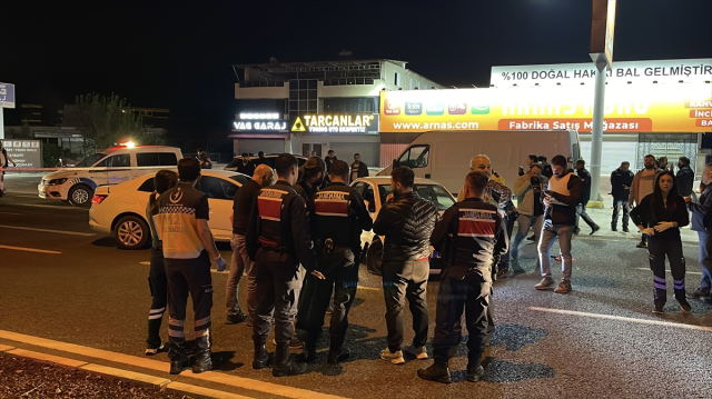 Edremit'te Gasbettiği Araçla Kaçmaya Çalışan Şüpheli, 2 Kişiyi Öldürdü Edremit'te Gasbettiği Araçla Kaçmaya Çalışan Şüpheli, 2 Kişiyi Öldürdü