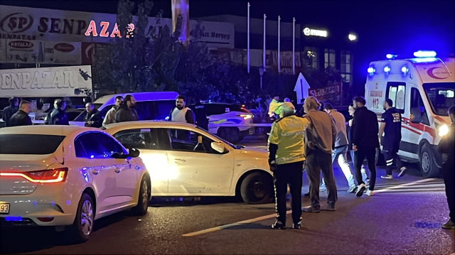 Edremit'te Gasbettiği Araçla Kaçmaya Çalışan Şüpheli, 2 Kişiyi Öldürdü Edremit'te Gasbettiği Araçla Kaçmaya Çalışan Şüpheli, 2 Kişiyi Öldürdü