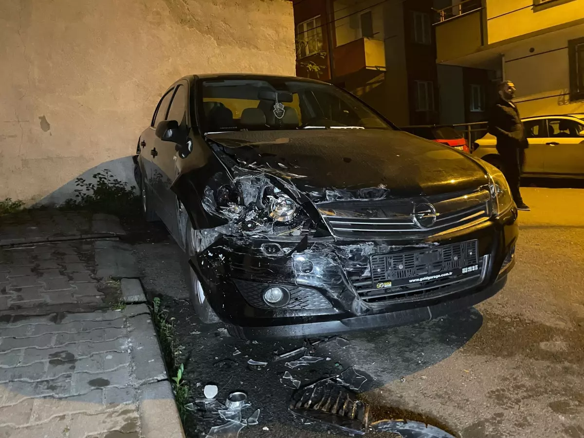 Eyüpsultan\'da Direksiyon Kontrolü Kaybı: 8 Araca Çarpıp Kaçtı