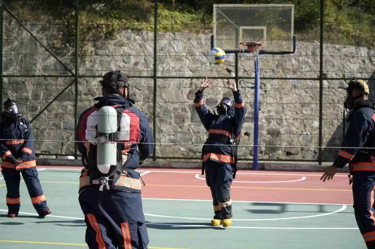 İtfaiyeci Öğrenciler Voleybolla Eğitim Alıyor