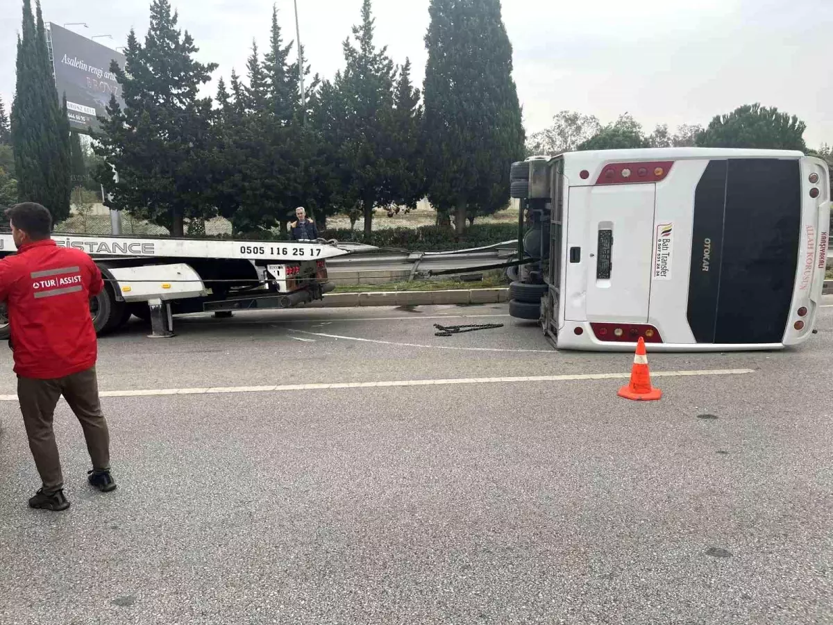 Gaziemir\'de Havalimanı Servis Aracı Devrildi