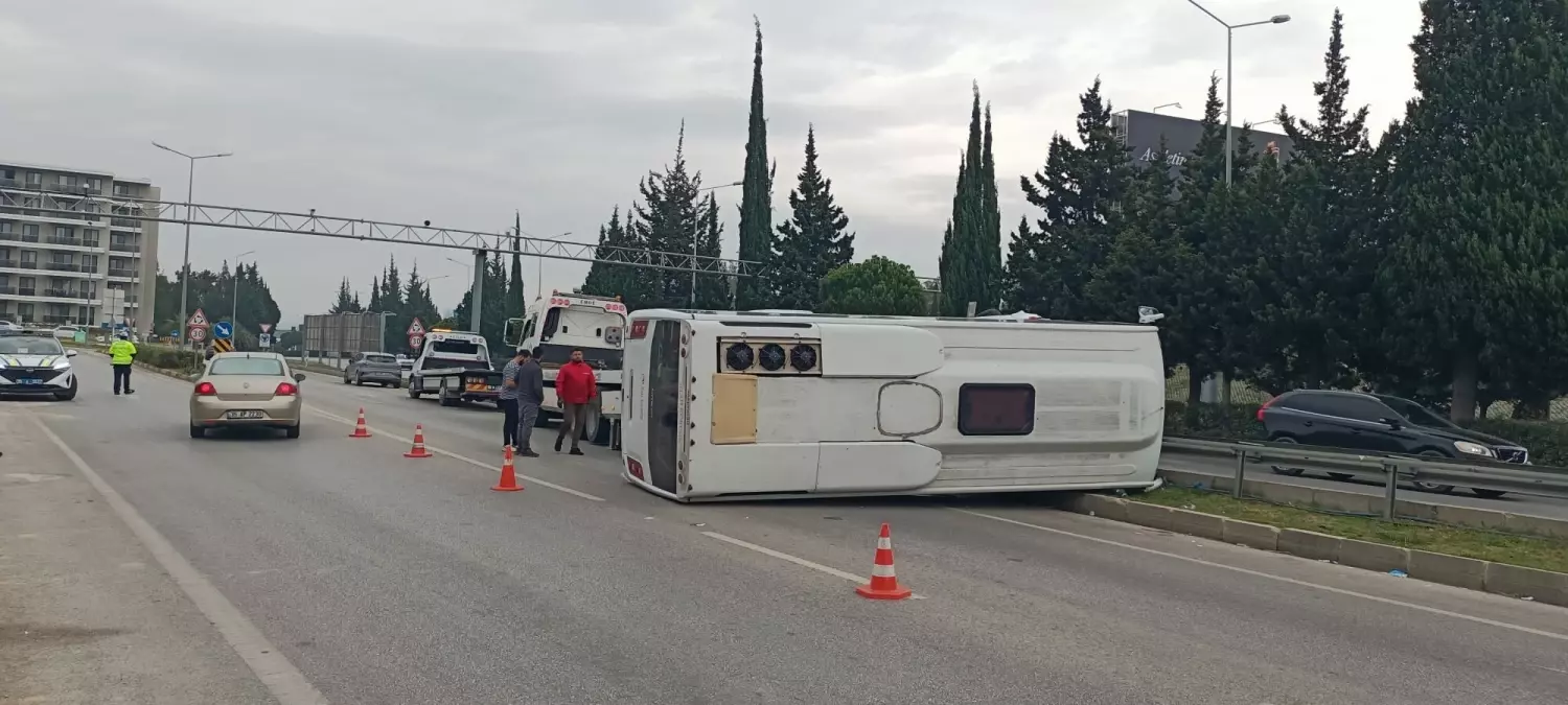 İzmir\'de Servis Midibüsü Devrildi, 5 Yaralı