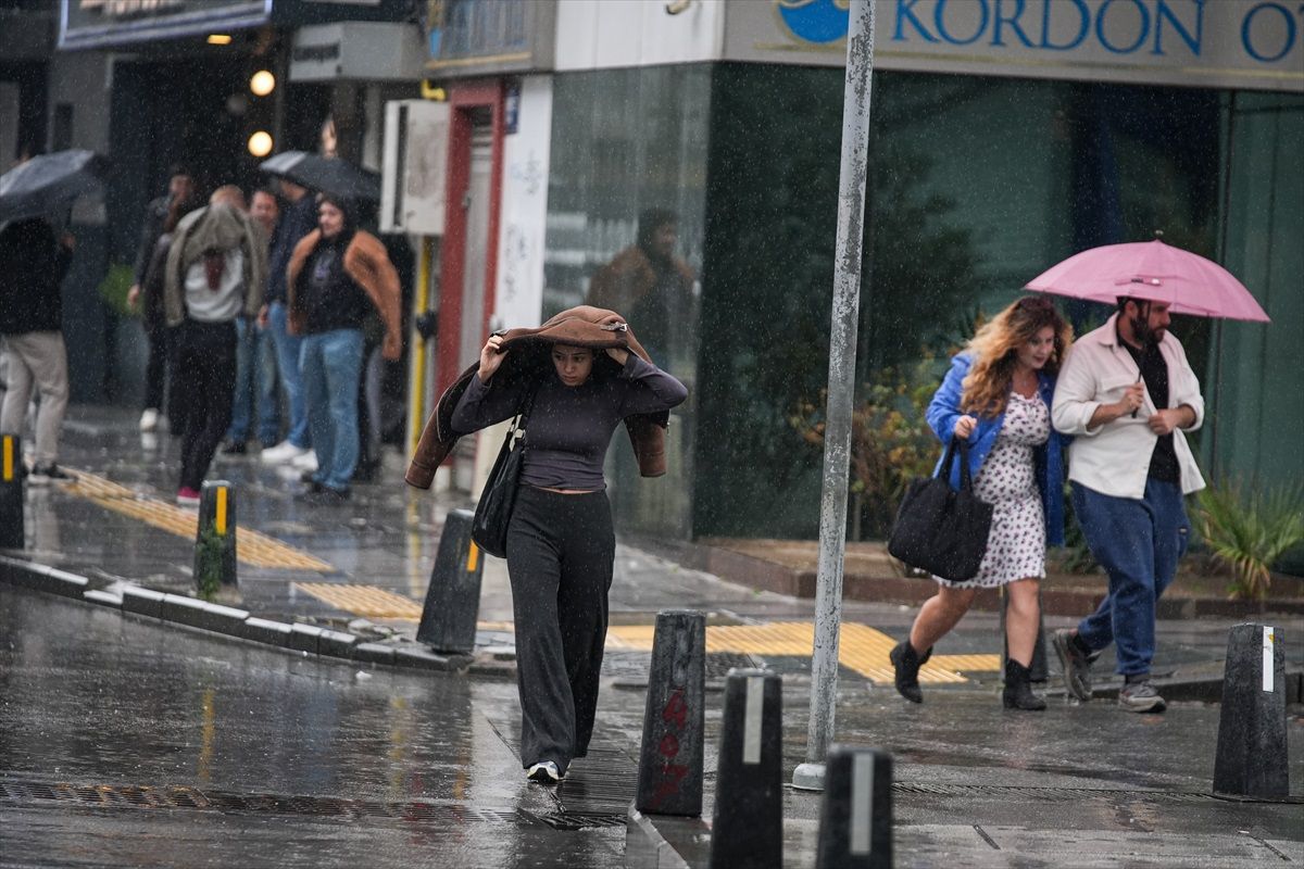 İzmir\'de Sağanak Yağış Hayatı Olumsuz Etkiledi
