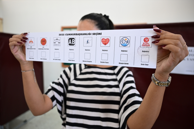 KKTC'de oy verme işlemi başladı! Bir aday saatler kala çekildi