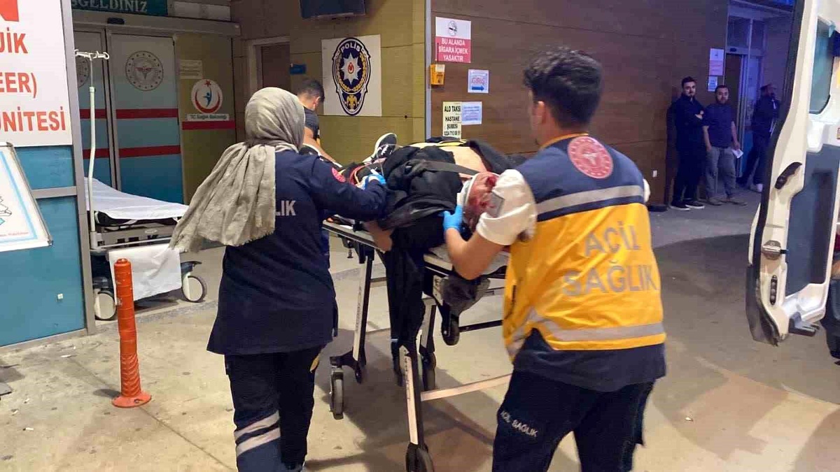 İnegöl\'de Motosiklet Kazası: Sürücü Ağır Yaralı