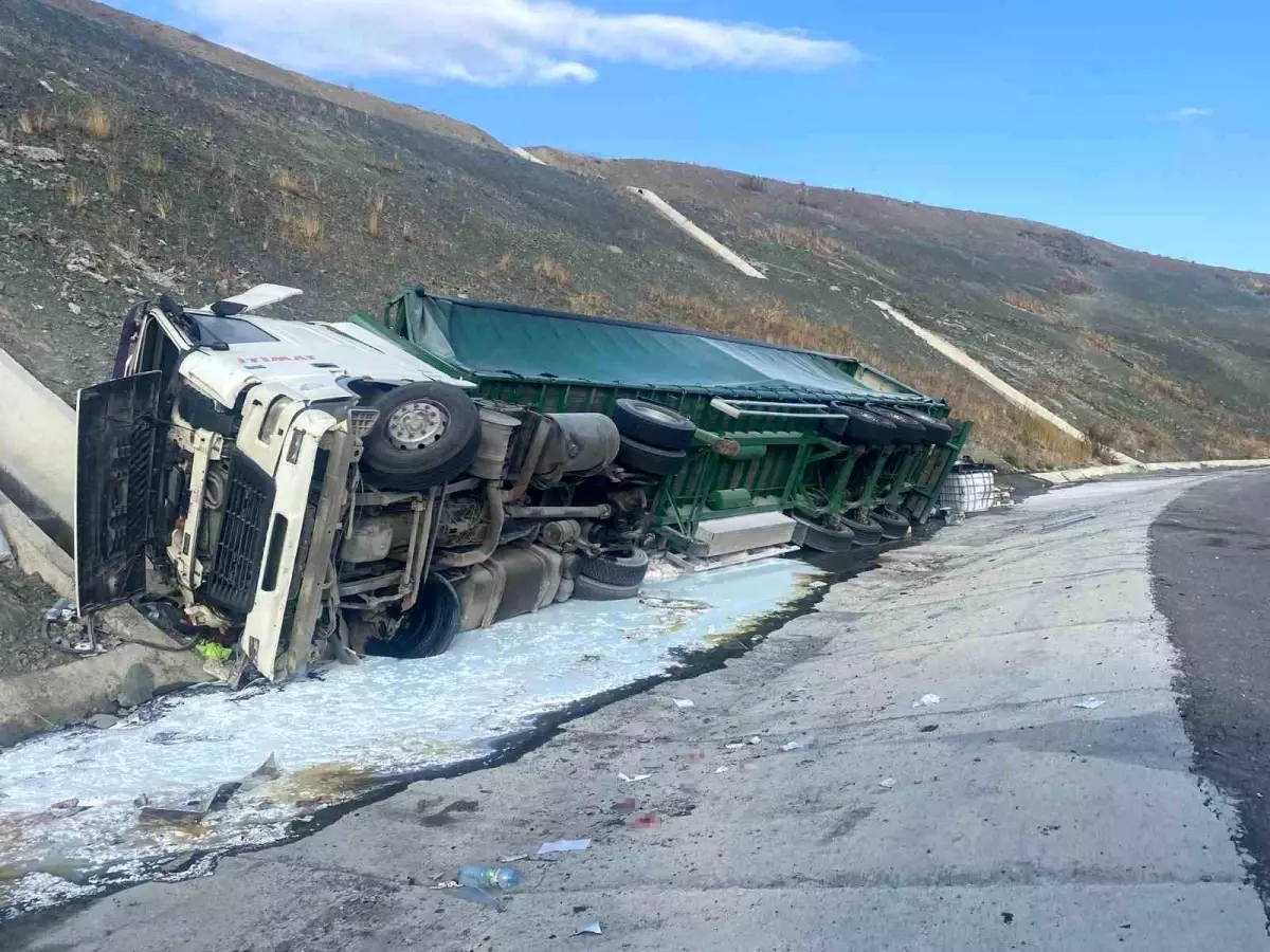 Kulu\'da Tır Devrildi, Sürücü Yaralandı