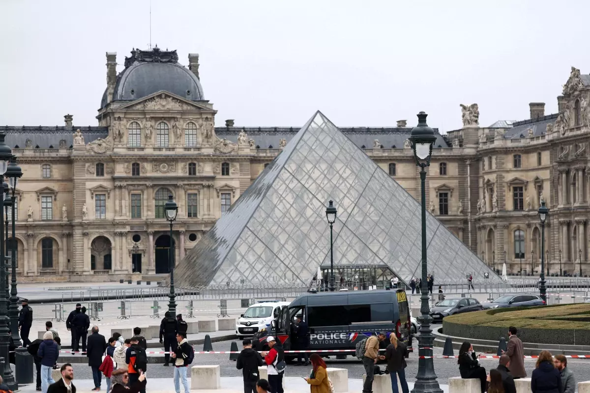 Louvre Müzesi\'nde Değerli Mücevher Soygunu