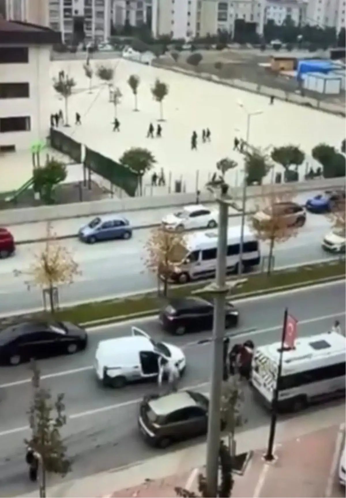 Okul yolunda dehşet! Çocuğunun önünde babaya saldırdı