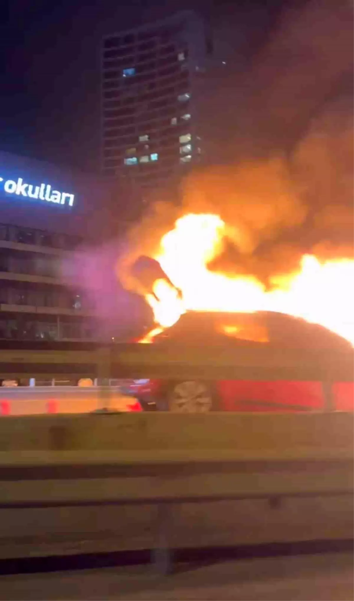 Pendik\'te Seyir Halindeki Otomobil Yandı