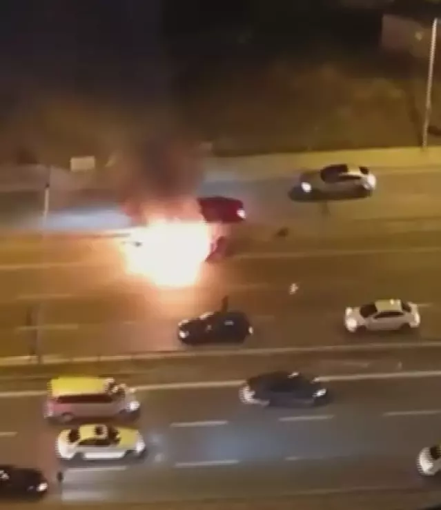 Seyir halindeki otomobil E-5'te alev topuna döndü | Güncel Haber