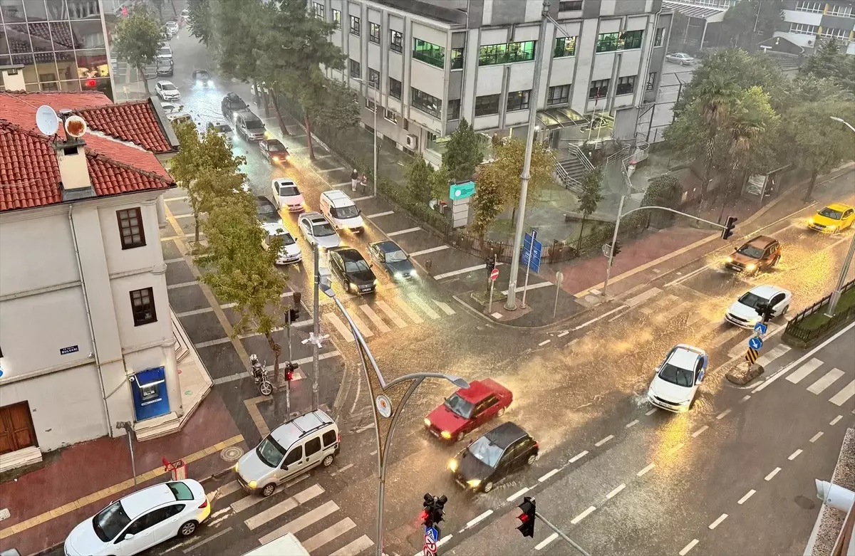 Samsun\'da Gök Gürültülü Sağanak Yaşamı Olumsuz Etkiledi