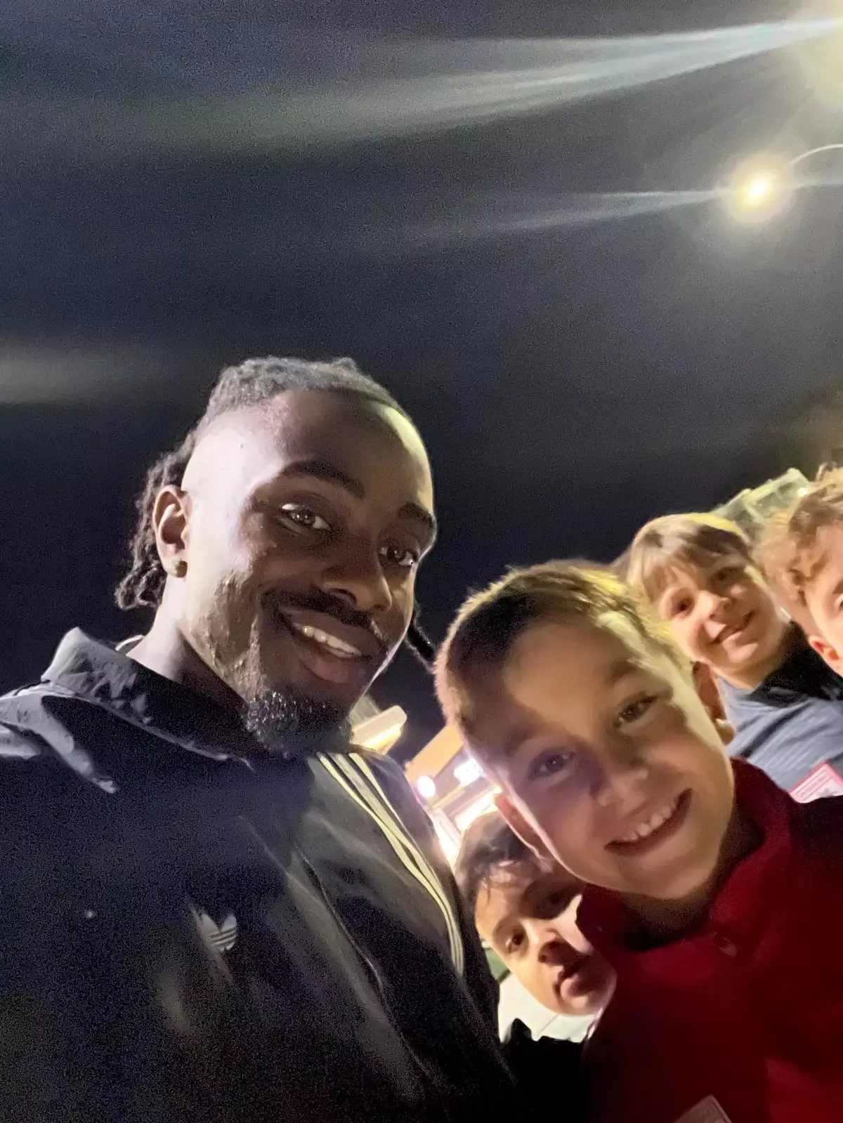 Makoumbou, Çocuklarla Futbol Oynadı