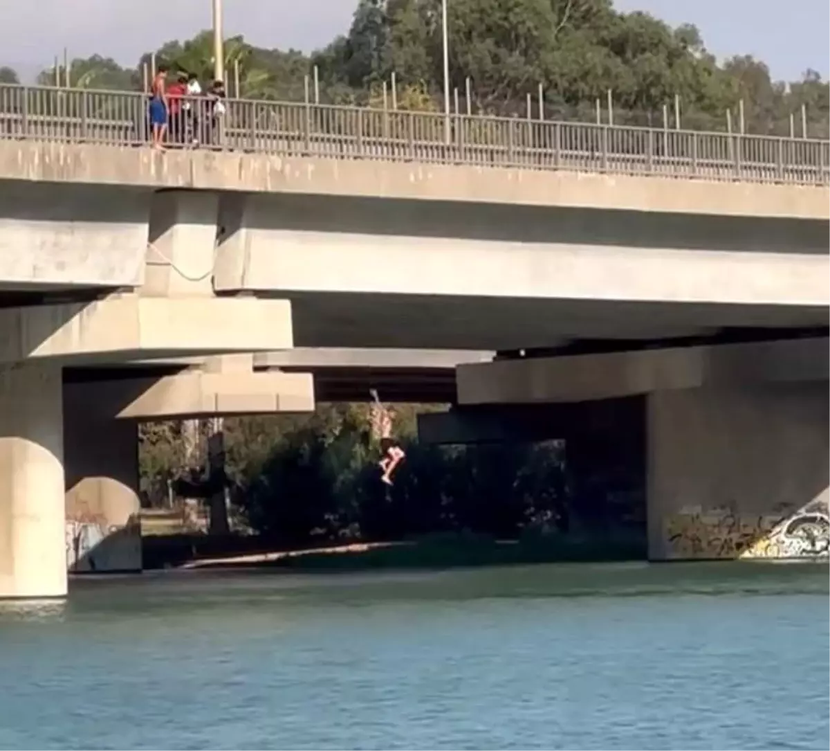 Gençler Adana\'da Tehlikeli Yüzme Sırığı