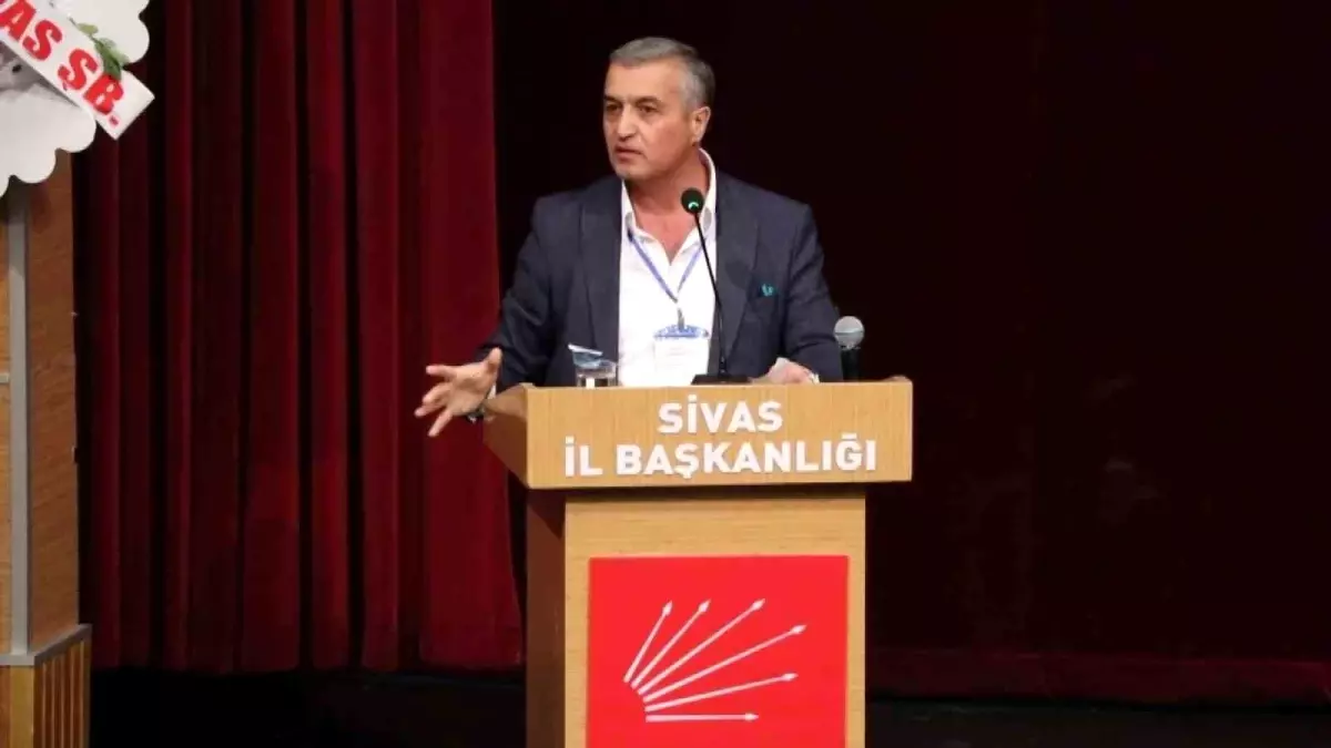 CHP\'nin İl Genel Kurulu\'nda etek krizi! Ortalık fena karıştı