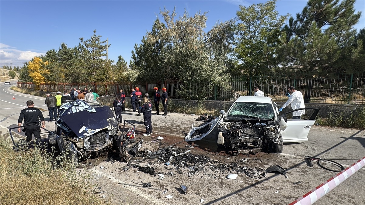 Sivas\'ta Trafik Kazası: 1 Ölü, 1 Ağır Yaralı