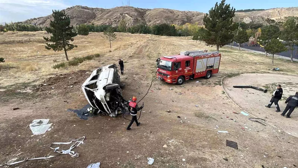 Sivas\'ta Minibüs Devrildi: 4 Yaralı