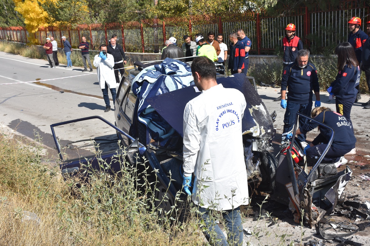 Sivas\'ta Trafik Kazası: 1 Ölü, 1 Yaralı