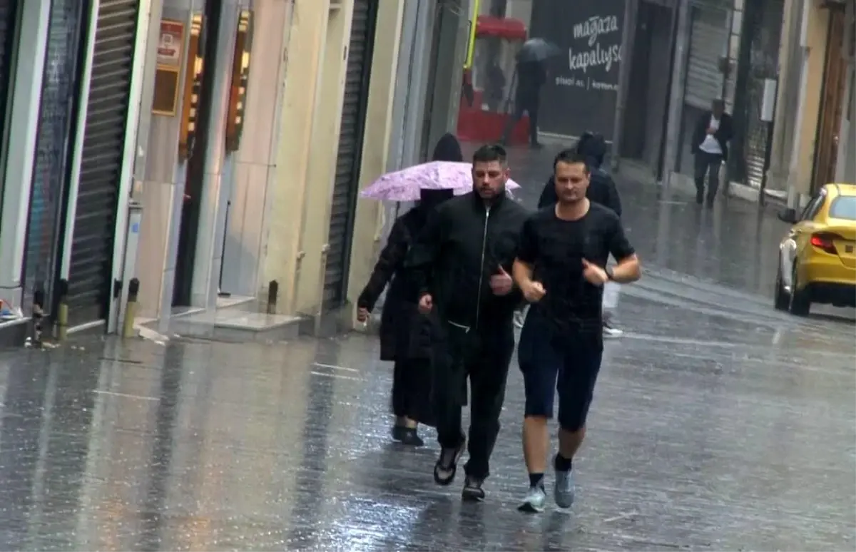 İstanbul\'da Sağanak Yağış Zor Anlar Yaşattı