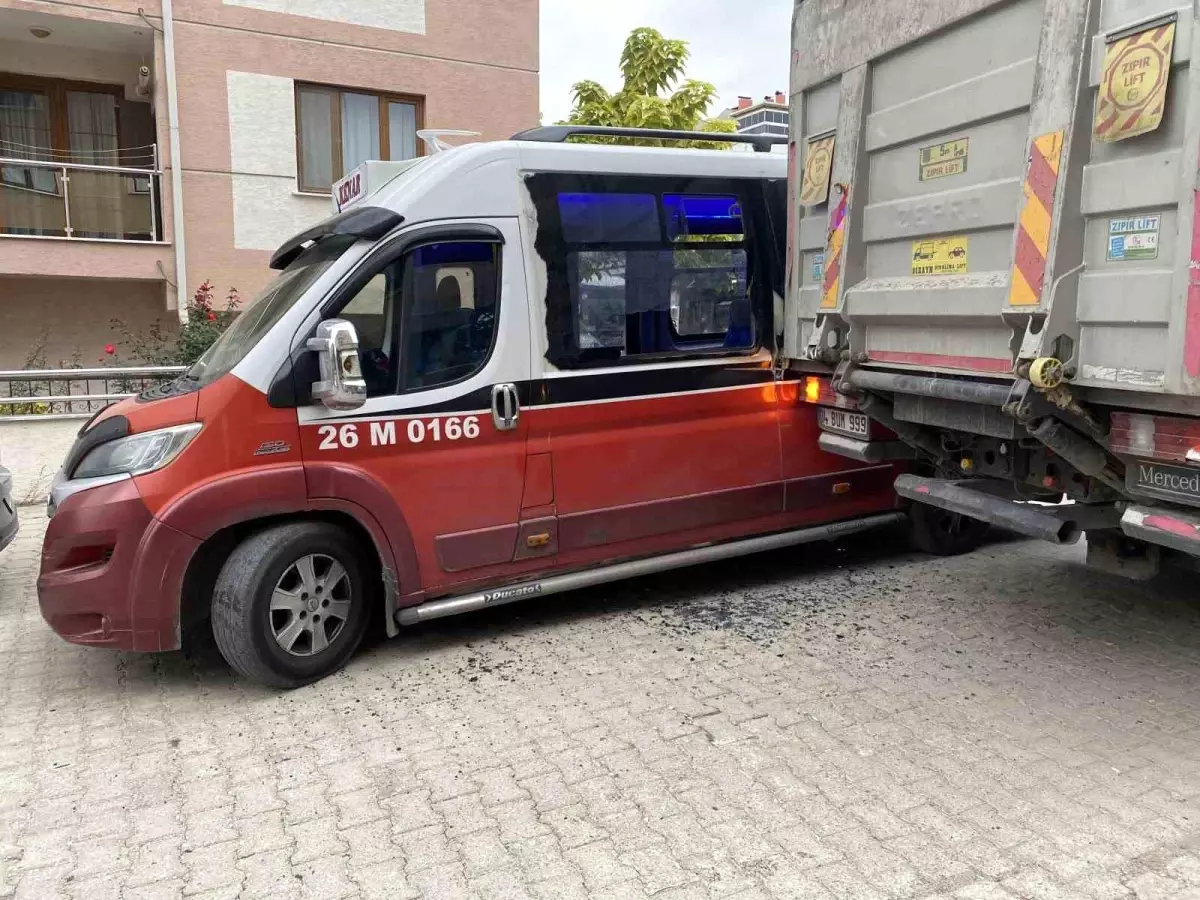 Eskişehir\'de Tır ile Minibüsün Çarpıştığı Kaza