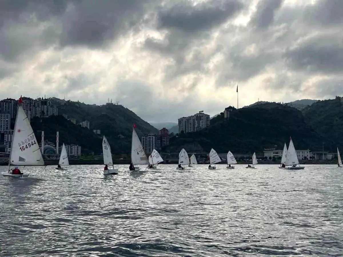 Cumhuriyet Bayramı Coşkusuyla Yelken Yarışları Trabzon\'da Yapıldı