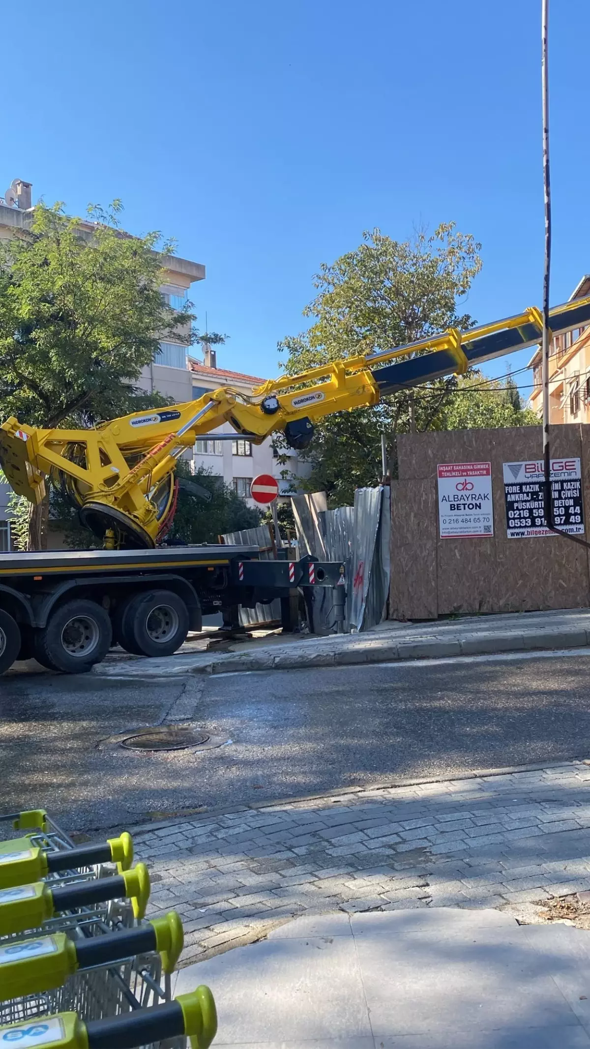 Acıbadem\'de şantiyede korkutan kaza: Vinç inşaat alanına devrildi