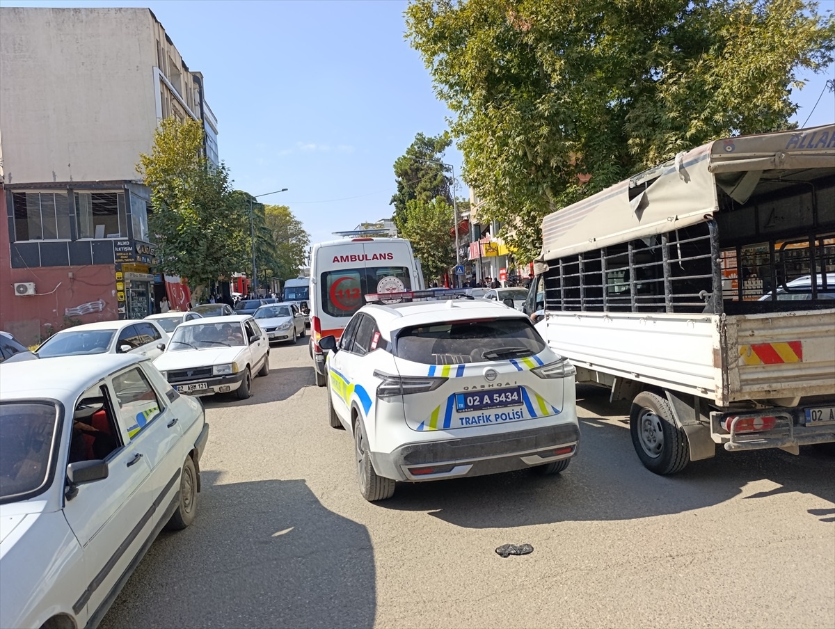 Adıyaman\'da Yaşlı Adam Otomobilin Çarpmasıyla Yaralandı