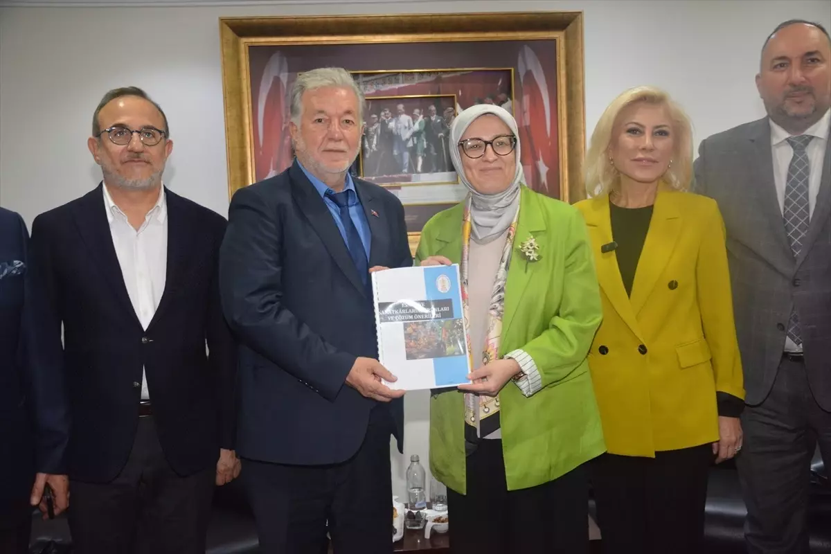 Uygur, İzmir Esnafıyla Bir Araya Geldi