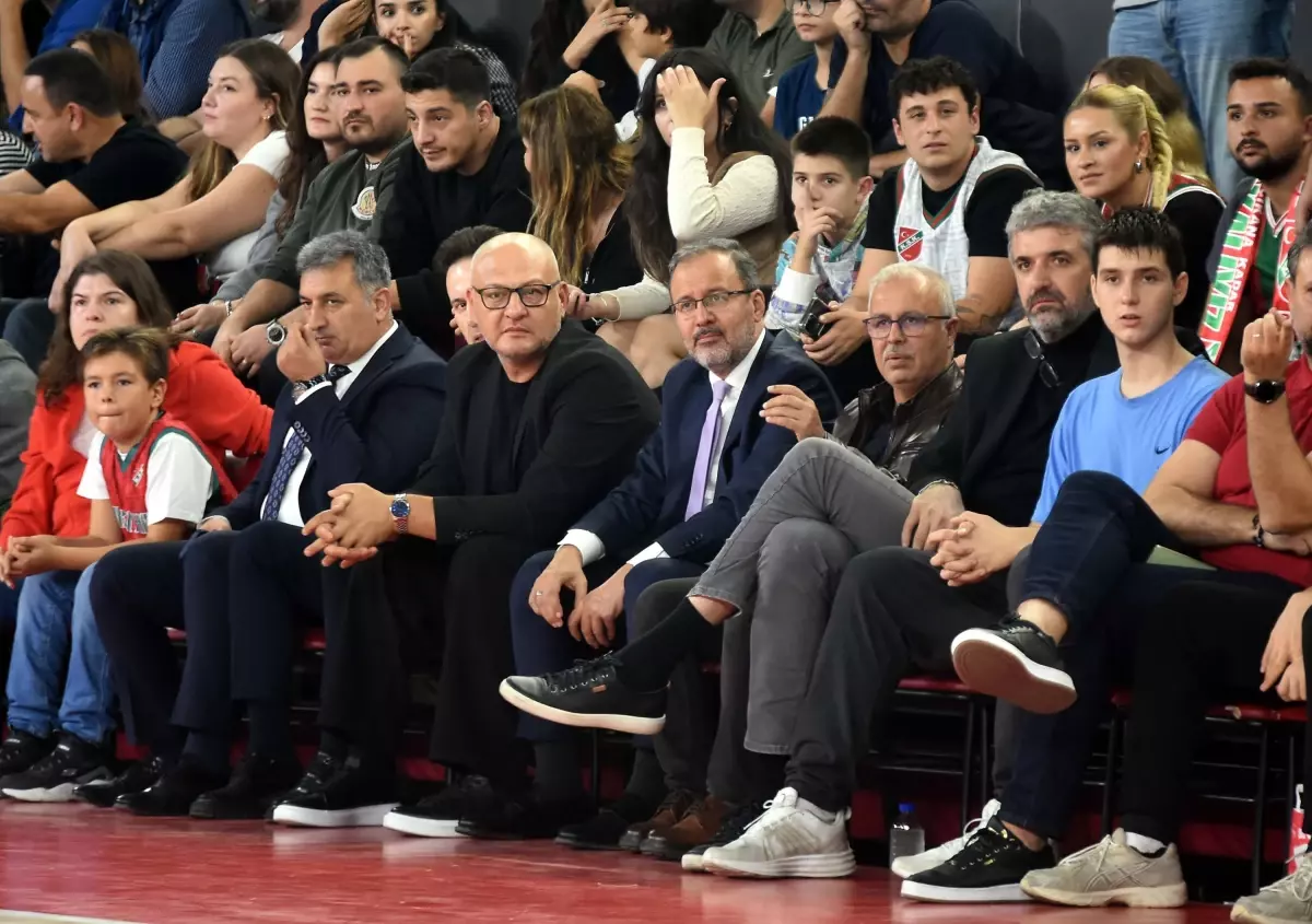 Anadolu Efes, Karşıyaka\'yı Yendi