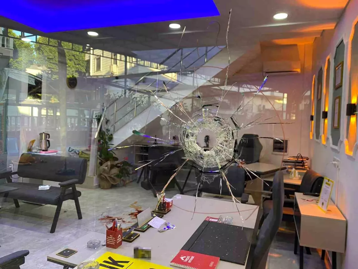 Antalya\'da Silahlı Kavga: 2 Ölü, 1 Yaralı