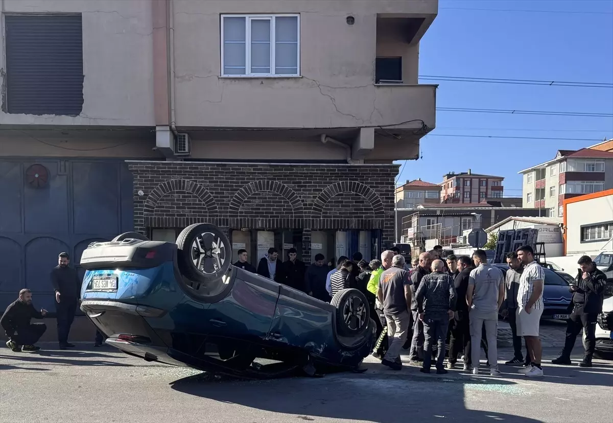 Ataşehir\'de Kaza: Otomobil Ters Döndü