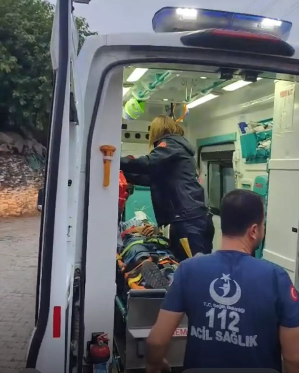 Nazilli\'de Kamyonet Uçuruma Yuvarlandı: 3 Yaralı