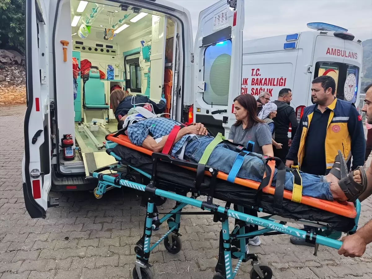 Nazilli\'de Uçurum Çökmüş Kamyonet: 3 Yaralı