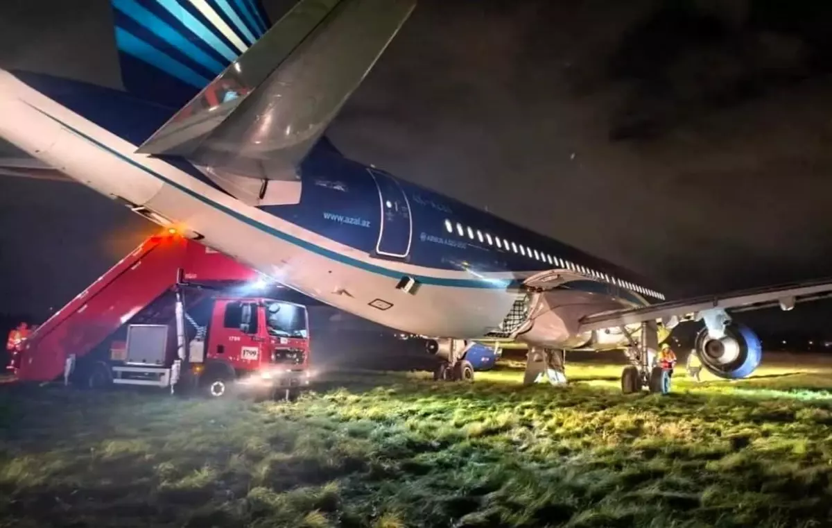 AZAL uçağı St. Petersburg\'a zorunlu iniş yaptı