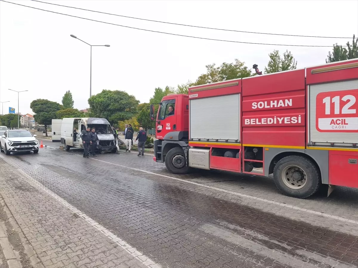 Bingöl\'de Panelvan Alev Aldı