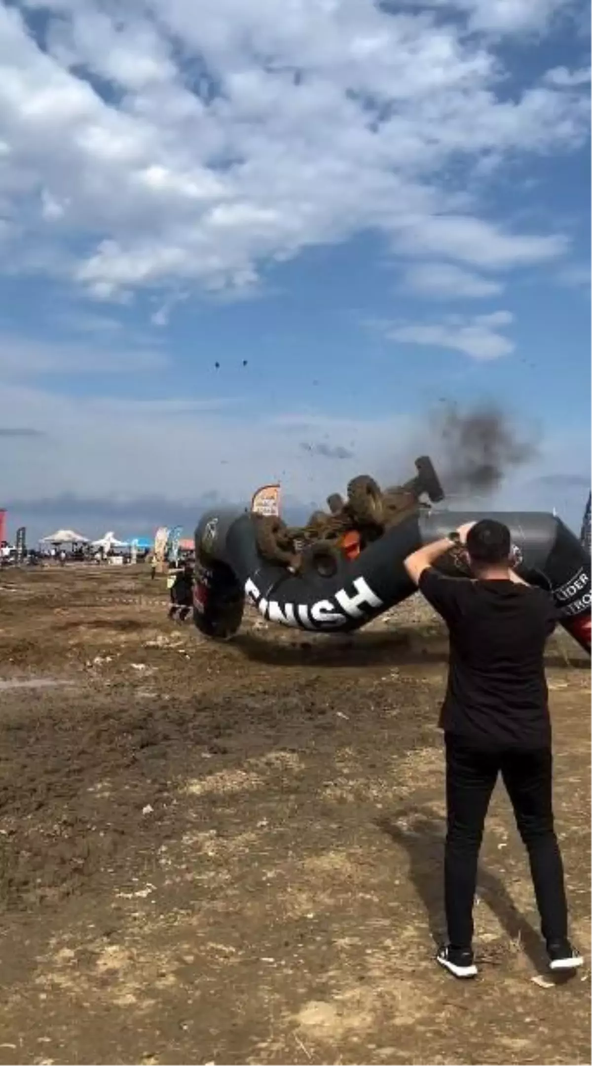 Off-road yarışında, finish çizgisini takla atarak geçti