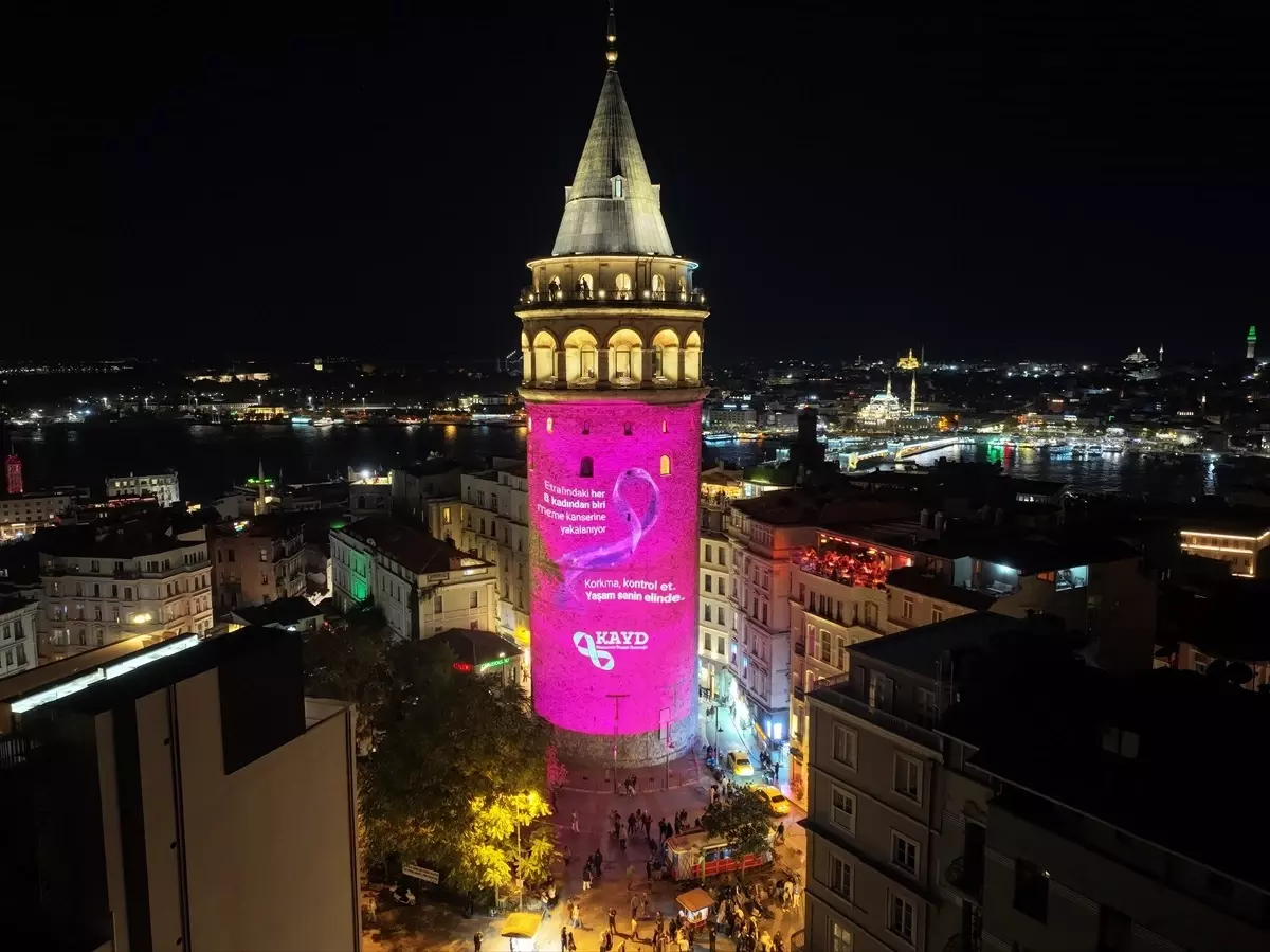Galata Kulesi Pembe Işıklarda