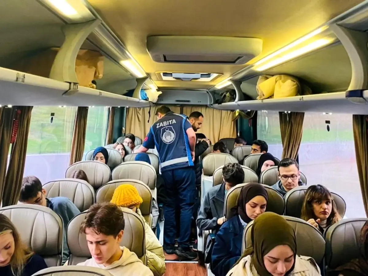 Gölcük Belediyesi\'nden Üniversite Öğrencilerine Ücretsiz Ulaşım Servisi