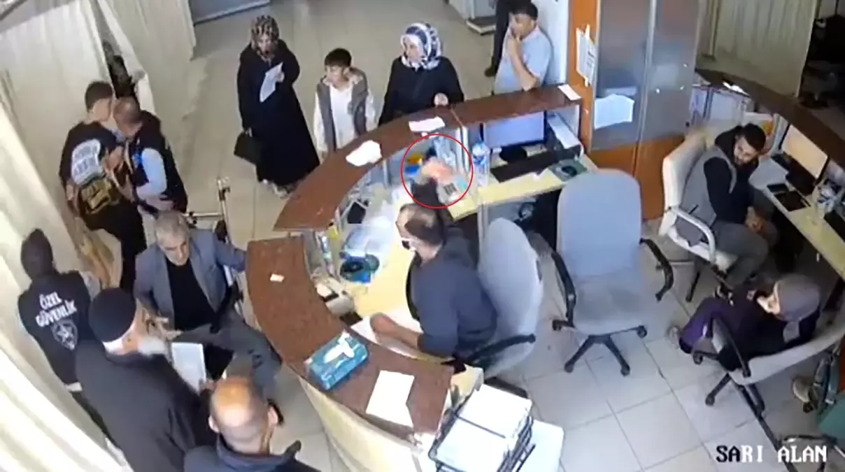 Devlet hastanesinde skandal: Engelli hastaya "Yobaz" dedi, oğluna kalem fırlattı