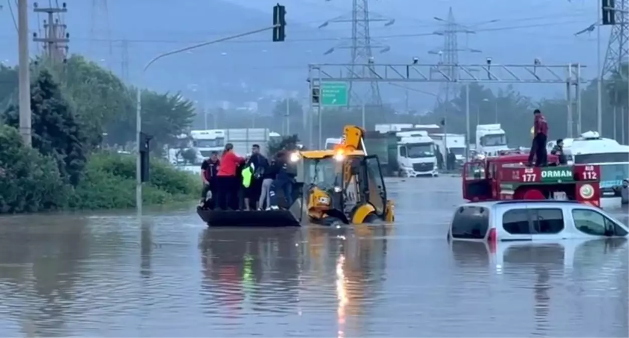Hatay\'da sağanak yağış heyelana neden oldu! Otoyol kapandı, okullar tatil edildi