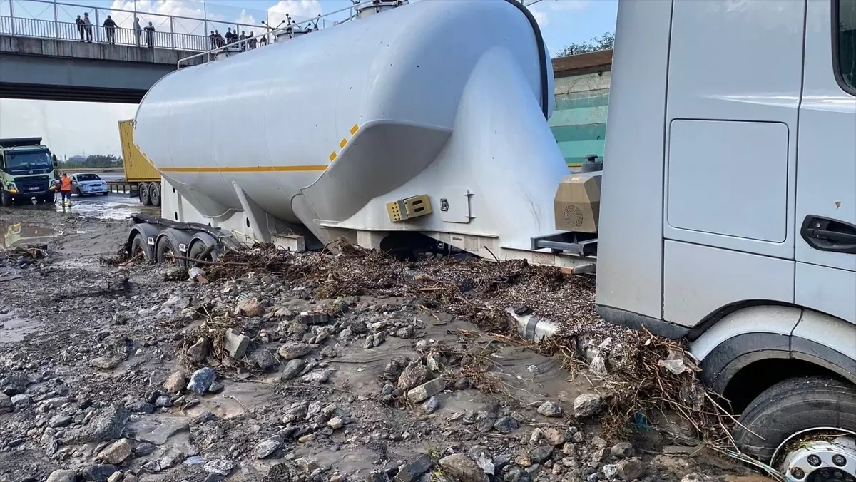 Payas\'ta Sağanak Hasar Tespiti Yapılıyor