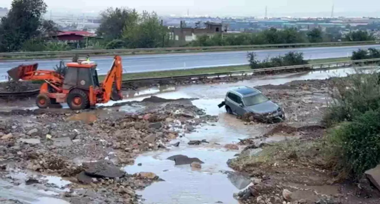 Hatay\'da Heyelan Otoyolu Kapattı