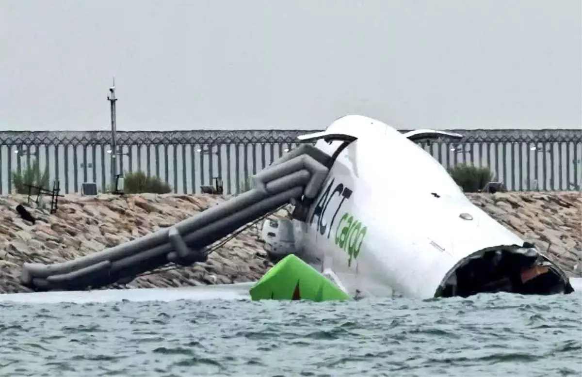 Hong Kong\'a inişi sırasında pistten çıkan kargo uçağı denize sürüklendi