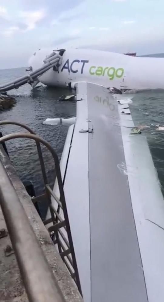 Hong Kong'a inişi sırasında pistten çıkan kargo uçağı denize sürüklendi