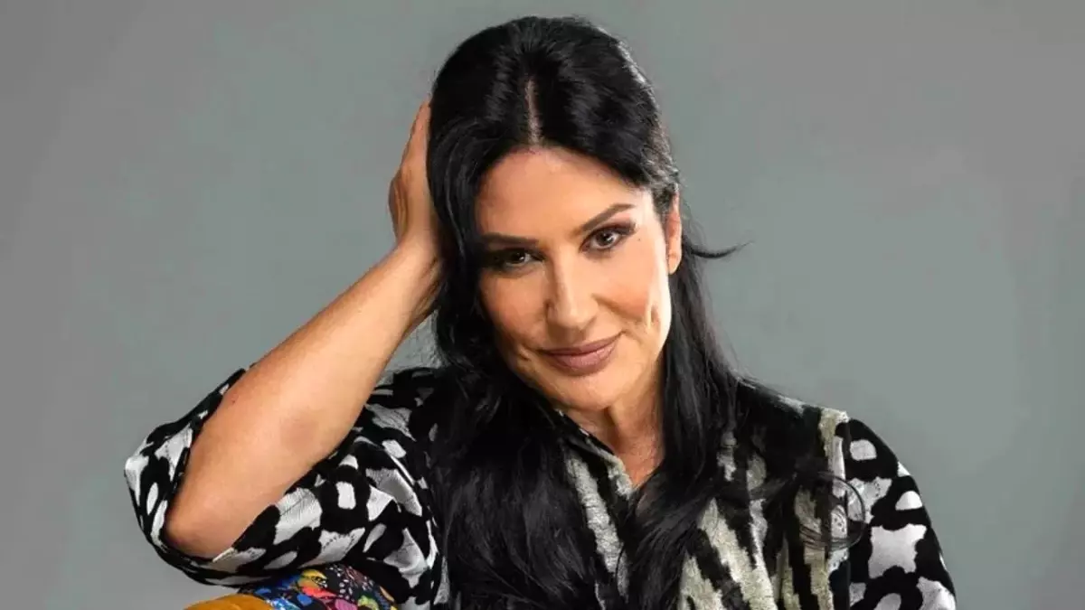 İclal Aydın\'ın Yeni Oyunu Turneye Çıkıyor