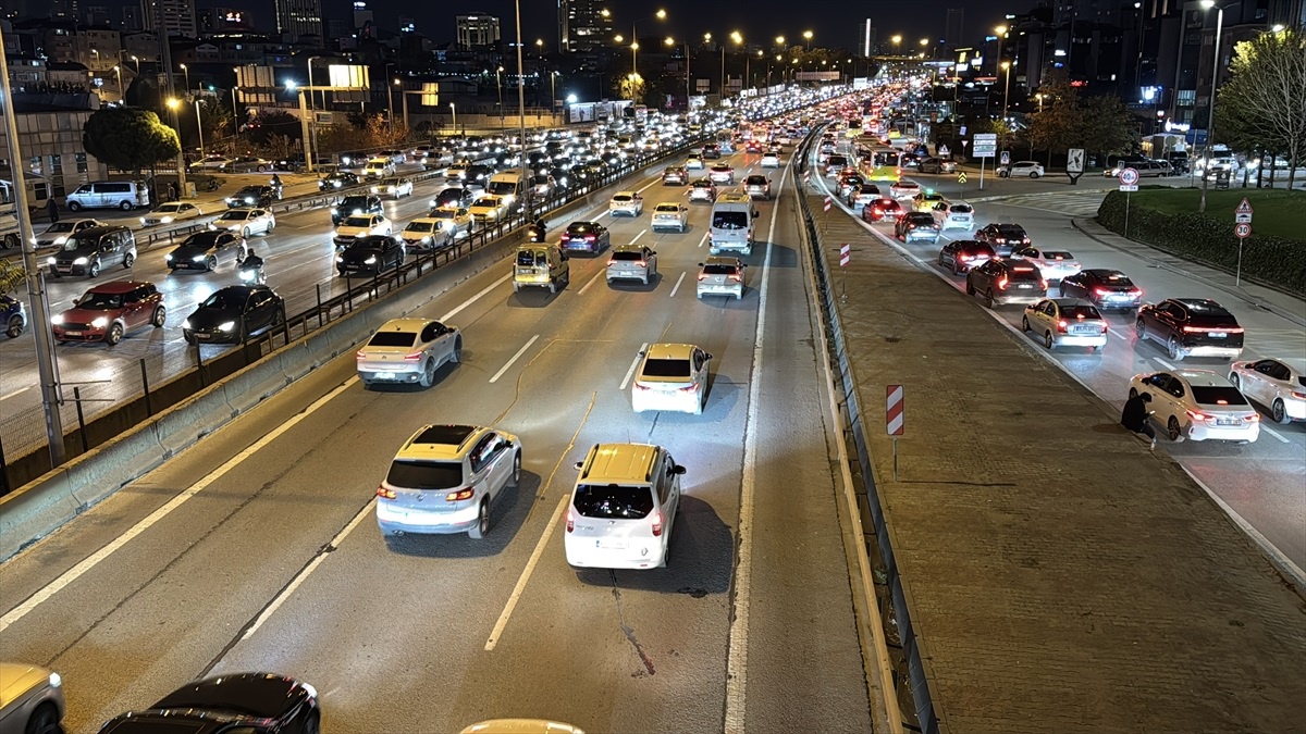İstanbul\'da Mesai Sonrası trafik yoğunluğu