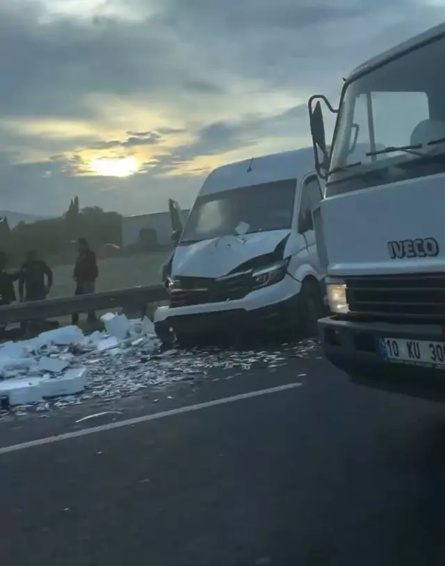 İzmir'de feci kaza: Lastiği patlayan minibüse çarpan otomobilde 1 ölü, 4 yaralı